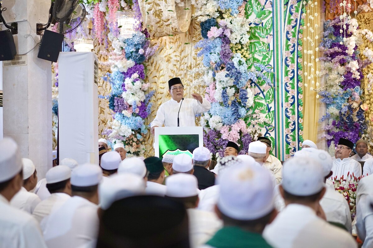 Gubernur Kalsel H Sahbirin Noor menyampaikan sambutan di acara Haul ke-218 Datu Kelampayan di Masjid Jami Tuhfaturraghibin Kampung Dalam Pagar Ulu Kecamatan Martapura Timur Kabupaten Banjar.(foto : humasdprdkalsel)
