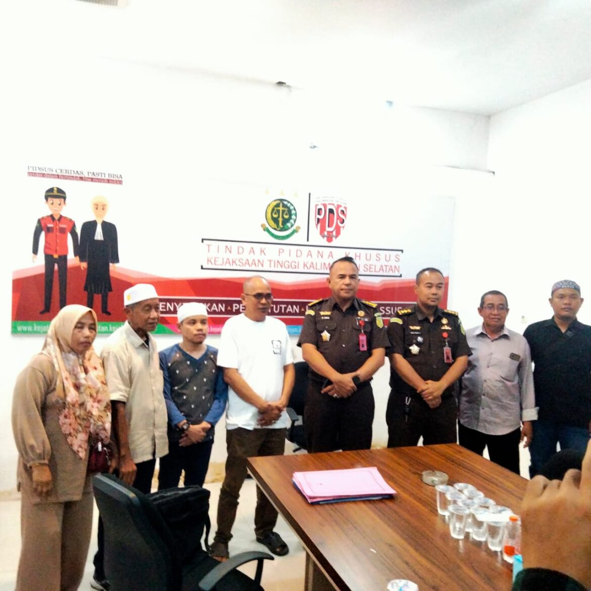 Ketua BABAK Kalsel Bahrudin dan Ketua BP3K RI H.Muslim foto bersama usak audensi dengan pihak Kejati Kalsel yakni Koordinator M. Irwan dan Kasi Penyidikan Ervan Effendi.