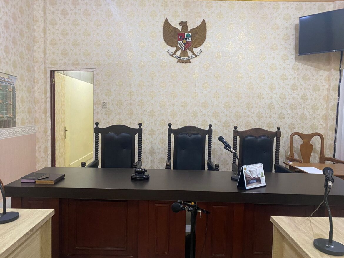 Meja persidangan Ruang Anak di PN Banjarmasin.