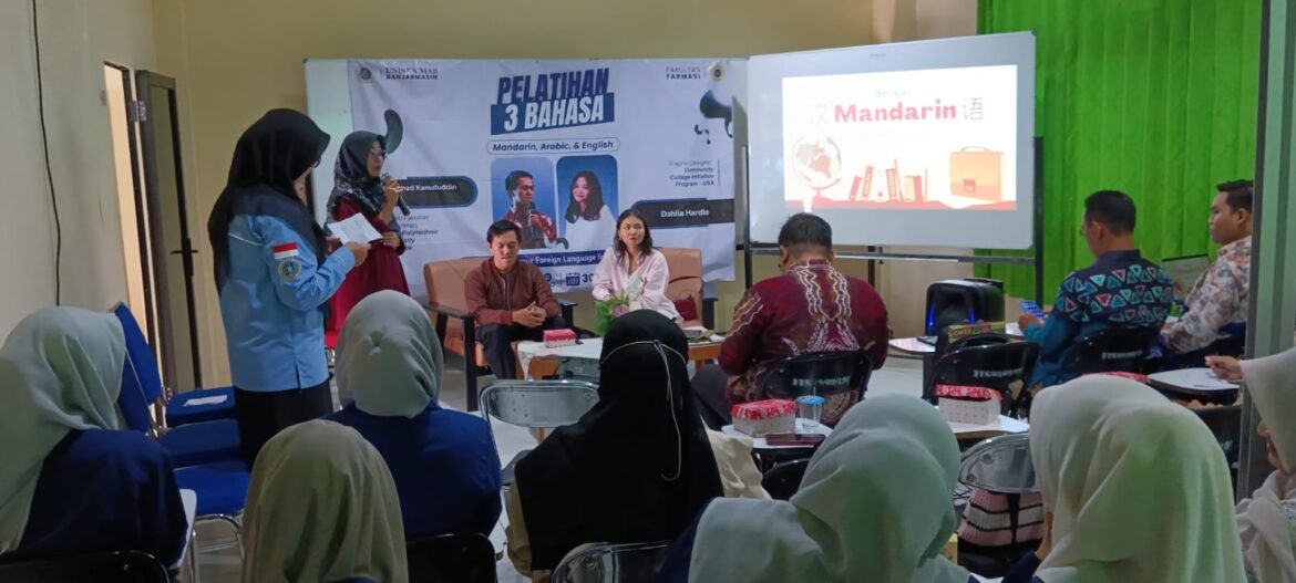 Dekan Fakultas Farmasi Universitas Islam Kalimantan (Uniska) Muhammad Arsyad Al Banjari apt.Hasniah, M.Farm Saat Memberikan Sambutan Dalam 'Pelatihan 3 Bahasa' (foto:baritopost)