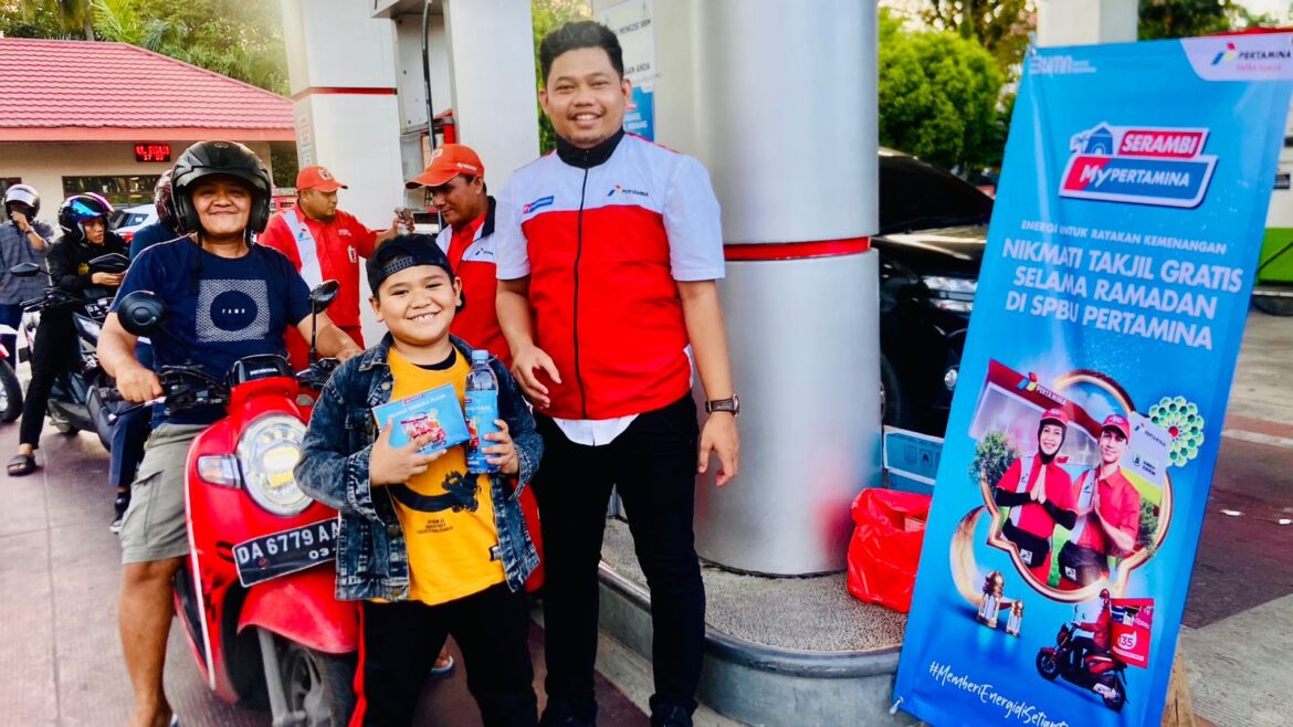 Pembagian Takjil Gratis Selama Ramadan 2024 di SPBU Pertamina (foto:istimewa)