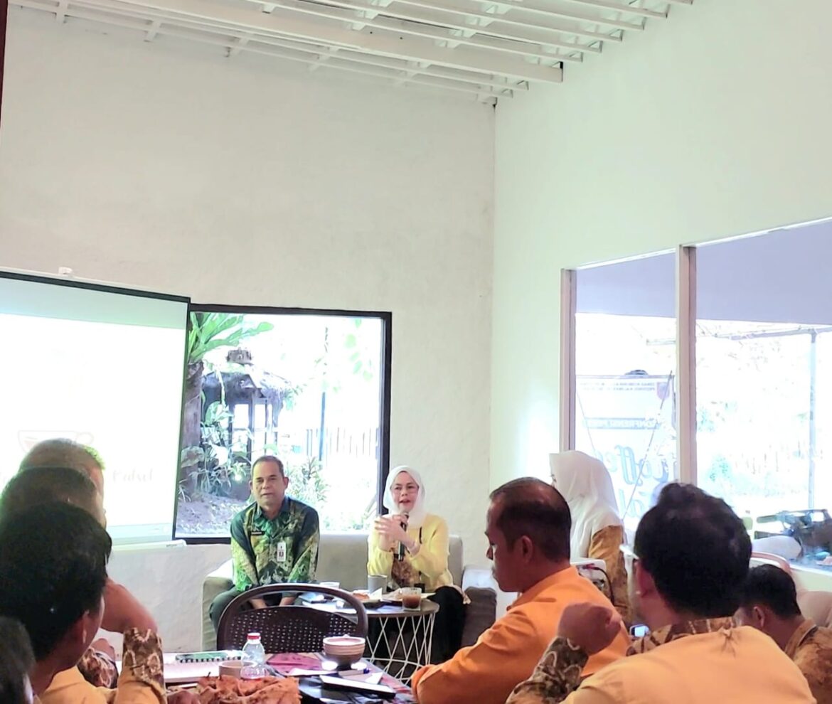 Coffee Talk:  "Menakar Peluang CPNS dan P3K 2024 di Kalsel" ,narasumber BKD Provinsi Kalsel  dan Biro Organisasi Setdaprov Kalsel, di salah satu kedai kopi di Kota Banjarbaru, Kamis (16/05/2024). (Fotp: tya/brt).