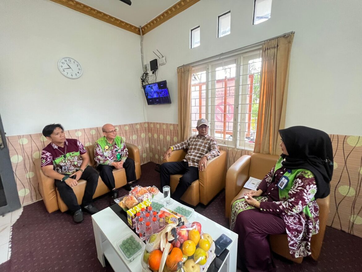 Wakil Ketua Komisi II DPRD Provinsi Kalsel Muhammad Yani Helmi saat monitoring ke Kantor Samsat Handil Bakti Kabupaten Batola.(foto : ist)