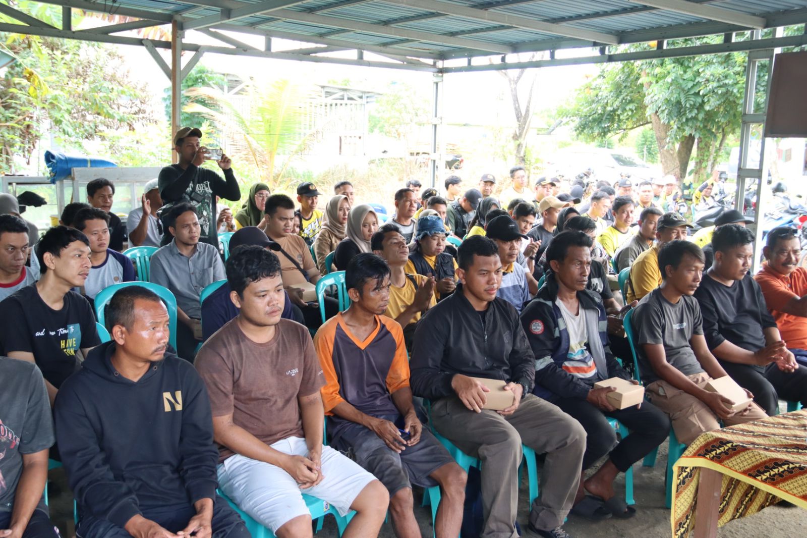 Warga Desa Stagen Kecamatan Pulau Laut Utara Kabupaten Kotabaru saat menghadiri Sosialisasi Revitalisasi dan Aktualisasi Nilai-nilai Ideologi Pancasila.(foto : ist)