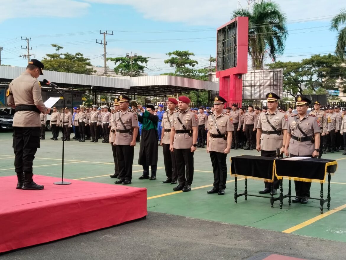 SERTIJAB PERWIRA - Empat perwira yang melaksanakan aSerah Terima Jabatan (Sertijab) saat menjalani sumpah dan jabatan sebagai Kabag Ops, Kasat Reskrim dan Kapolsek Banjarmasin Utara dan Timur, Selasa (14/5/2024) pagi. (foto:sum/brt).