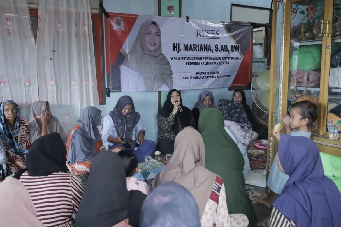 Wakil Ketua DPRD Provinsi Kalsel Hj Mariana, SAB, MM melaksanakan kegiatan reses untuk penyerapan aspirasi masyarakat di Kabupaten Tala.(foto : humasdprdkalsel)