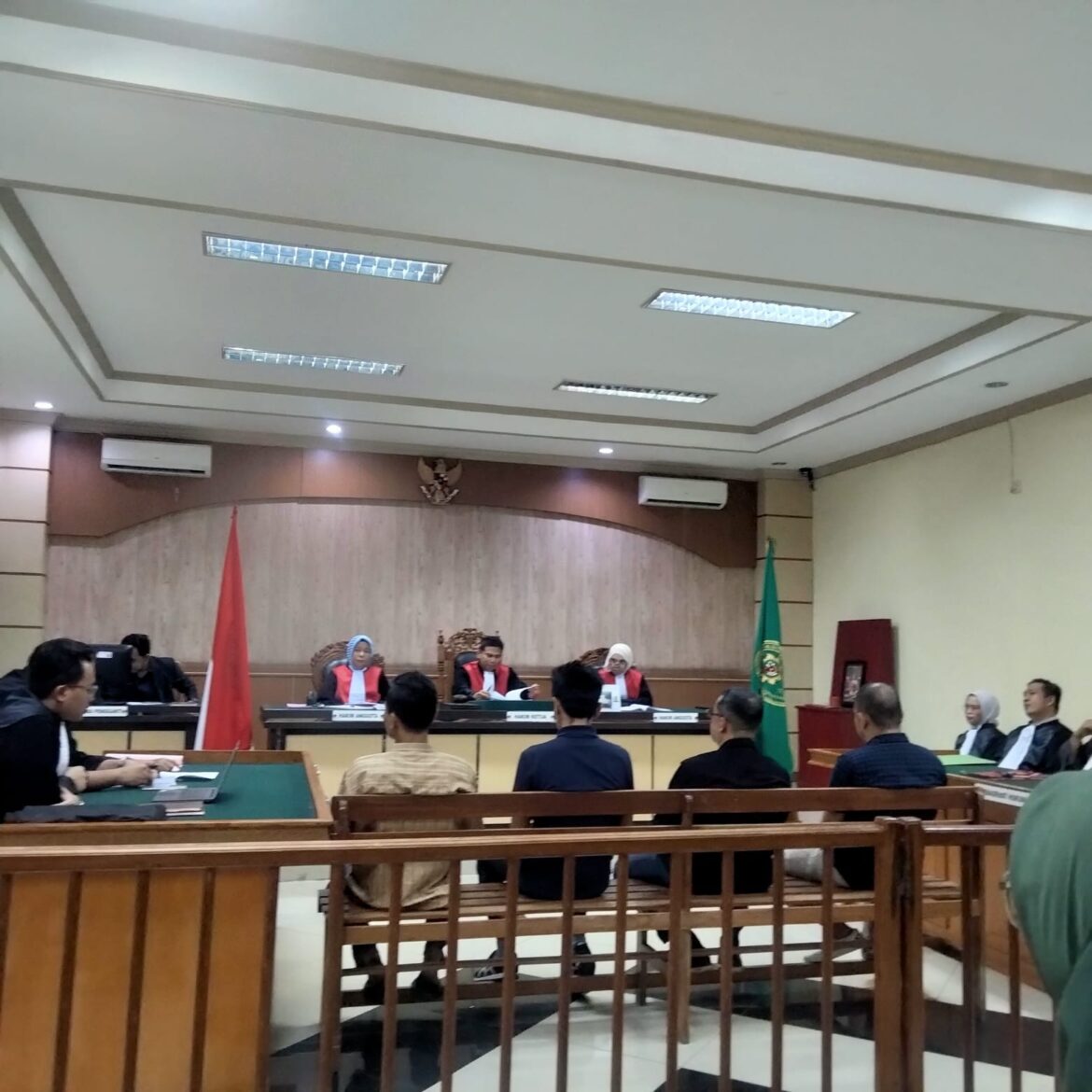 Empat terdakwa dugaan korupsi pembangunan RS di Kalua Tabalong saat mendengarkan dakwaab jaksa penuntut umum.