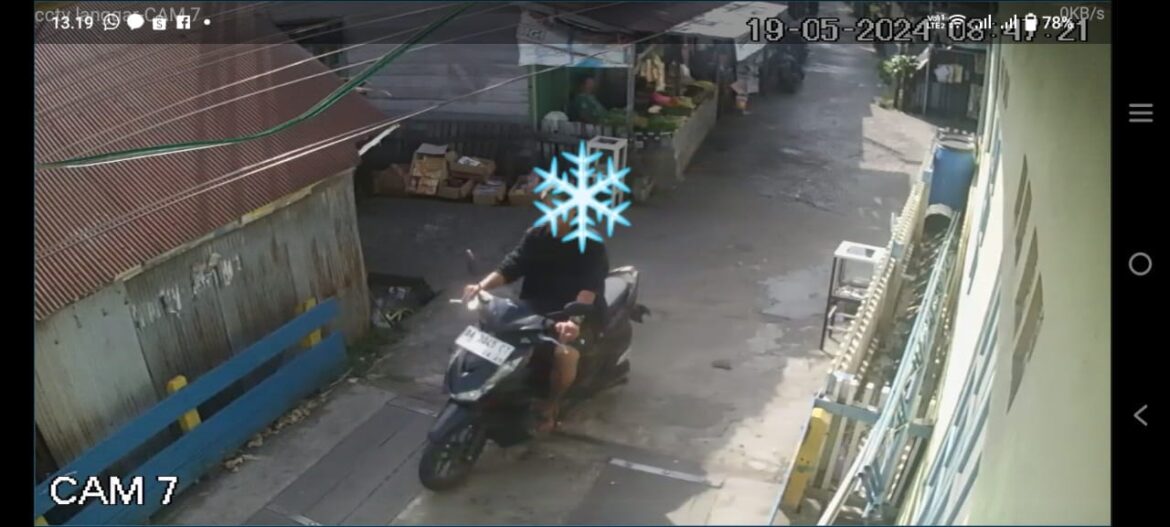 PELAKU PENGGELAPAN - Diduga pria ini pelaku penggelapan ranmor Honda Beat milik korban warga Jalan Pekapuran Jembatan 5 Banjarmasin yang terekam CCTV, Minggu (19/5/2024) siang. (foto:ist)
