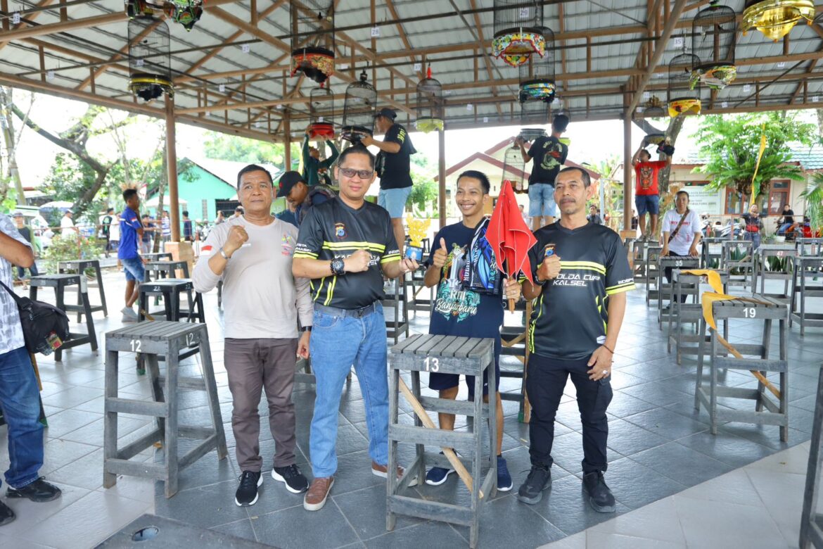 LOMBA BURUNG - Kapolresta Banjarmasin Kombes Pol Sabana A Martosumito usai membuka Lomba Burung Berkicau Kapolresta Cup 2024, Minggu (19/5/2024) pagi. (foto:ist) 
