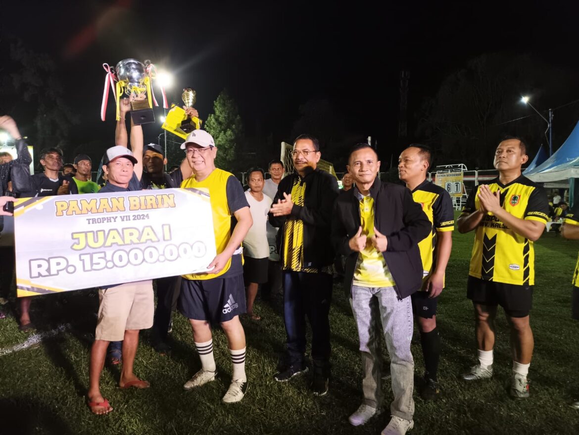 Gubernur Kalsel H Sahbirin Noor menyerahkan piala kepada para juara Turnamen Sepakbola Antar Kelurahan U-40 Piala Paman Birin Trophy VII, Jumat (24/5/2024) malam di Lapangan Sepakbola Murjani Banjarbaru. (foto: Tolah/brt)