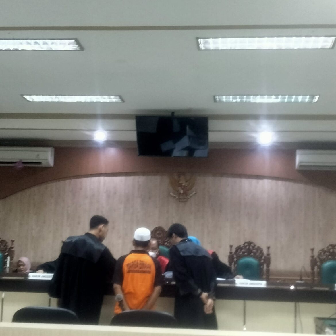 Terdakwa Taufik Rahman saat diperiksa oleh majelis hakim yang mengadili perkaranya.