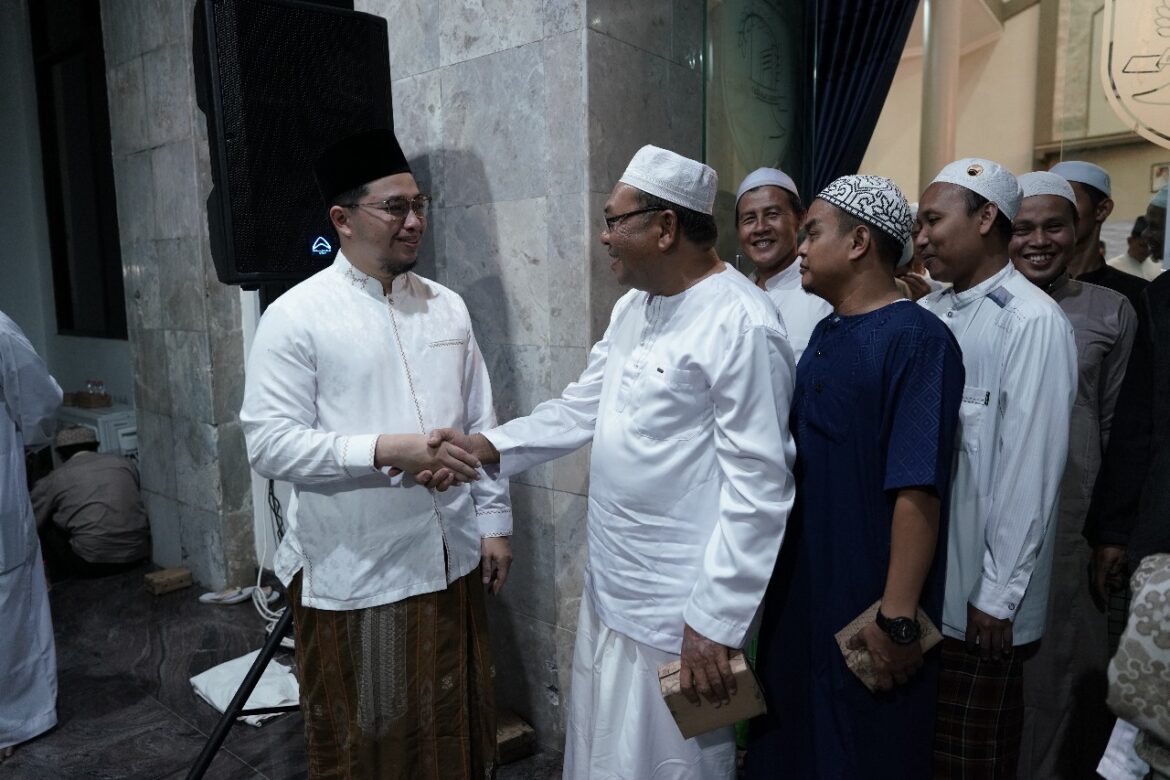 Bupati Bersalaman Usai Acara Kegiatan Silaturahmi