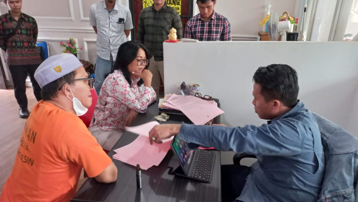 Tersangka HS didampingi penasehat hukum saat P21 di Kantor Kejari Banjarmasin, Jumat (17/5).