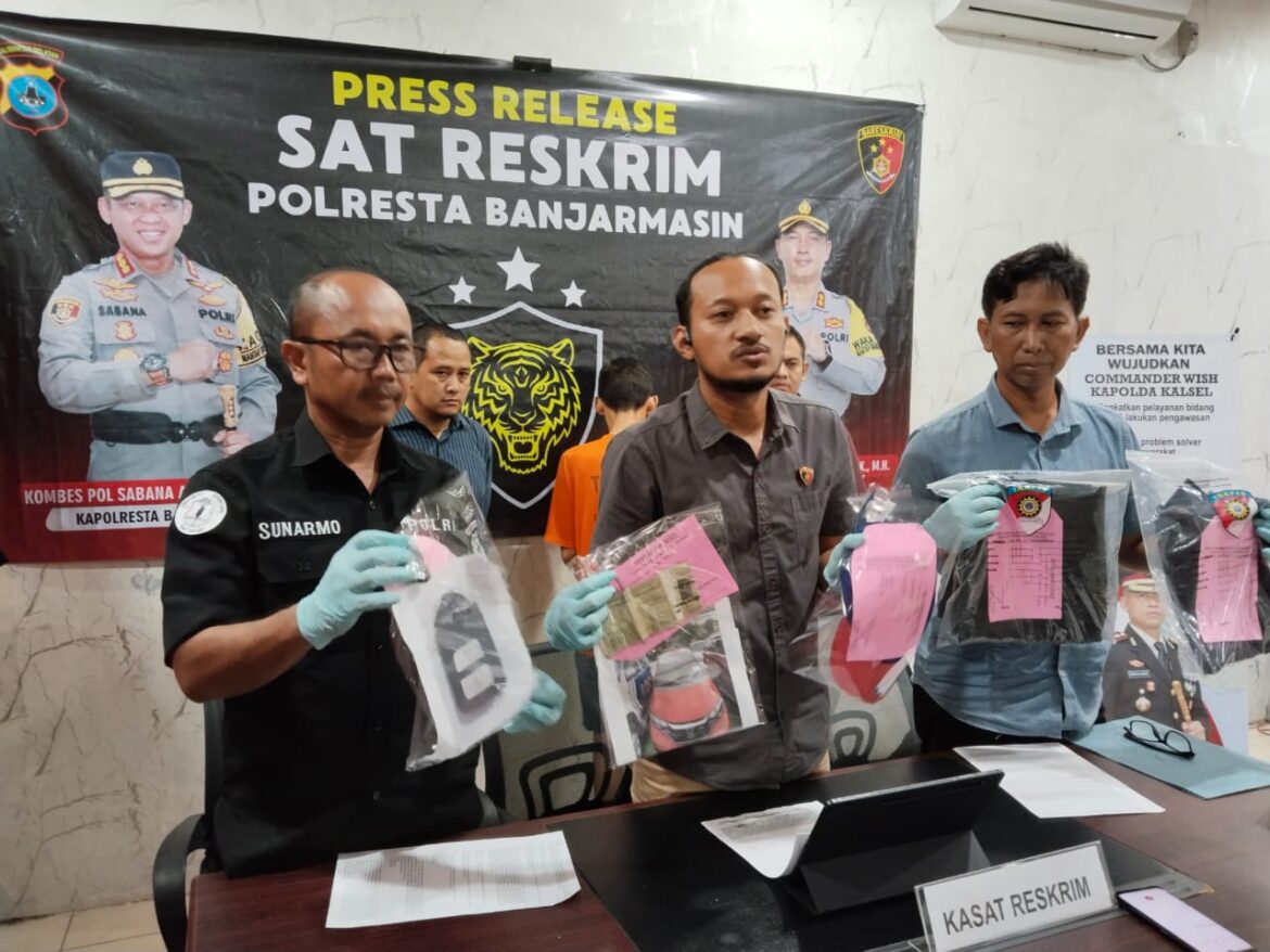 PENCURI MOBIL - Kasat Reskrim Polresta Banjarmasin Kompol Thomas Afrian didampingi Kasi Humas Ipda Sunarmo dalam Press Release pelaku pencurian mobil, kepada awak media, Kamis (2/5/2024). (foto:sum/brt)