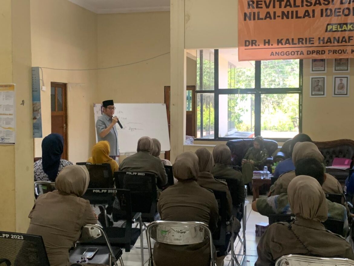 Anggota Komisi II DPRD Provinsi Kalsel Dr H Karlie Hanafi Kalianda, SH MH saat menyampaikan materi tentang Revitalisasi dan Aktualisasi Nilai-nilai Ideologi Pancasila di Kantor Satpol PP Kabupaten Batola di Marabahan, Kamis (30/5/2024).(foto : ist)