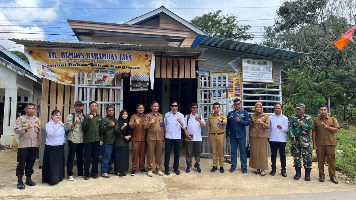Tim Penilai dari DPMD Provinsi Kalsel ketika berada di BUMDesa Baramban Jaya, Desa Baramban, Kecamatan Piani, Kabupaten Tapin pada Penilaian BUMDesa Terbaik Tingkat Provinsi Kalsel Tahun 2024, Senin (06/05/2024).(foto: dok.younkfariady).