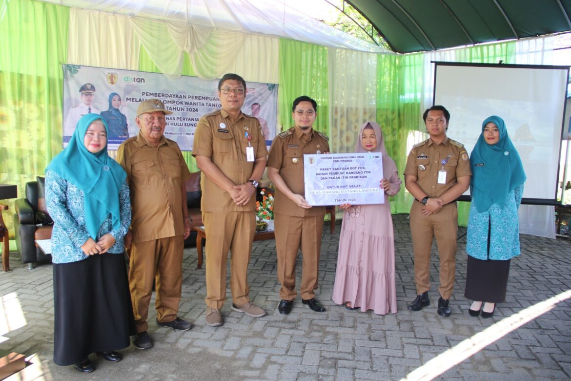 Bupati HST dampingi Ketua TP PKK serahkan bantuan kepada KWT di Pandawan