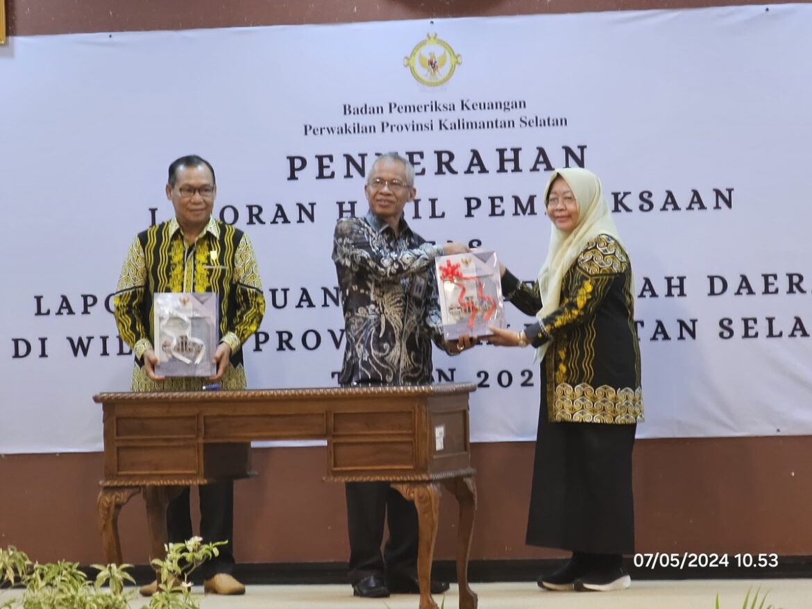 Kepala BPK RI Perwakilan Provinsi Kalsel Rahmadi menyerahkan LHP atas LKPD Pemkab Tabalong Tahun 2023 kepada Pejabat Bupati Tabalong Hj Hamida Munawarah di Kantor BPK RI Perwakilan Provinsi Kalsel di Banjarbaru, Selasa (7/5/2024).(foto : humas)