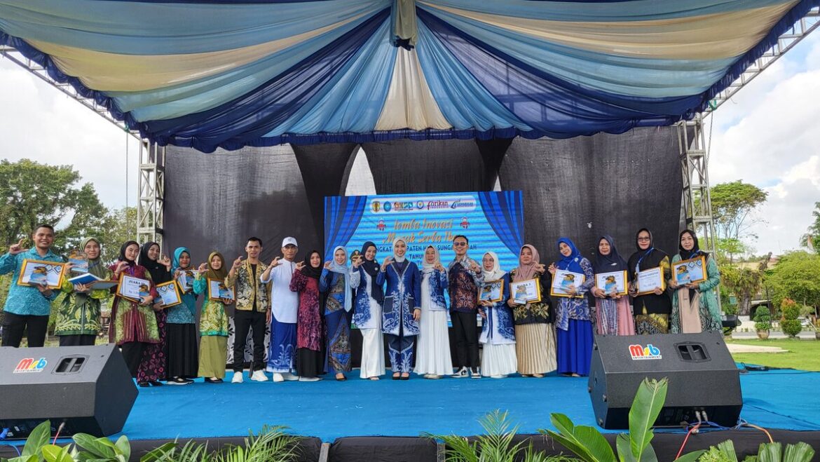 Bupati HST dan Ketua TP PKK serahkan hadiah kepada juara yang ikut lomba memasak