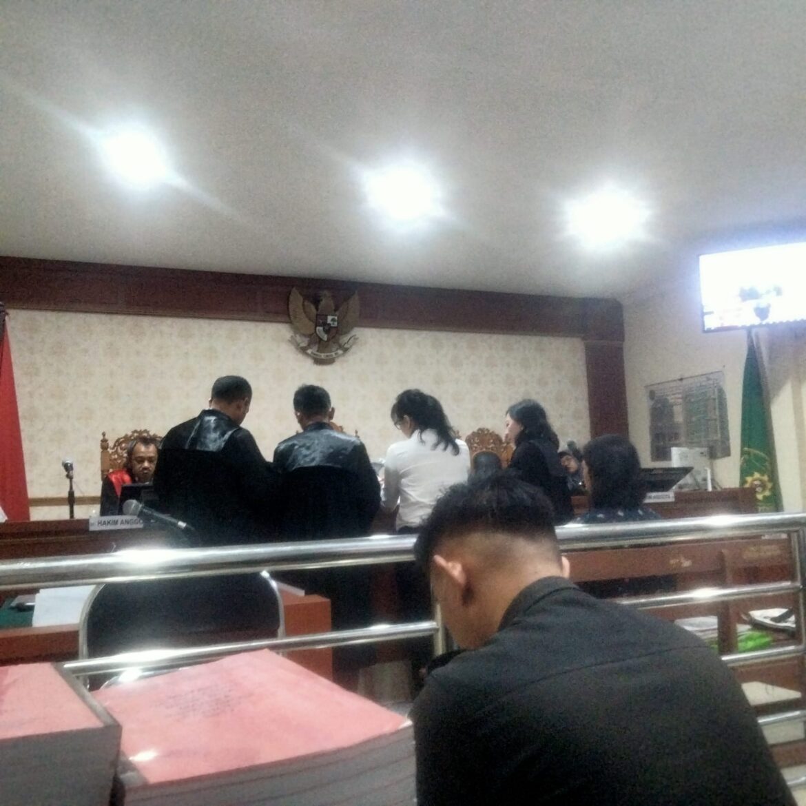 Dua anak Satria Gunawan alias Babah nampak memberikan kesaksiannya atas perkara TPPU yang menjerat ayah mereka.