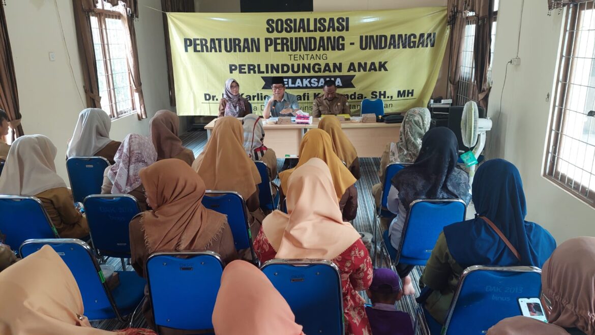 Anggota Komisi II DPRD Provinsi Kalsel Dr H Karlie Hanafi SH MH saat menyampailkan materi Sosialisasi tentang Pemberdayaan Perempuan dan Perlindungan Anak di Aula Kantor Dinas Ketahanan Pangan dan Perikanan (DKPP) Kabupaten Batola di Marabahan, Senin (27/5/2024).(foto : ist)