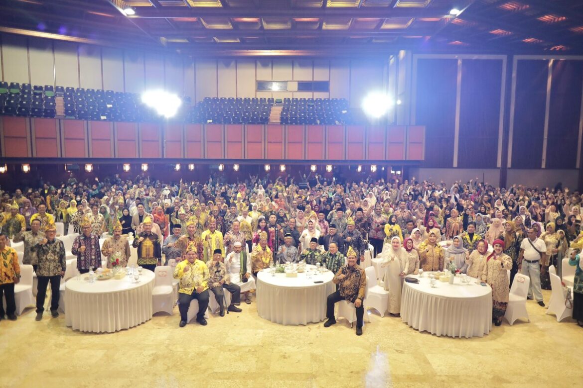 Ketua DPRD Provinsi Kalsel Dr (HC) H Supian HK, SH, MH bersama Gubernur Kalsel, H Sahbirin Noor dan istri serta sejumlah anggota DPRD Provinsi Kalsel dan tamu undangan lainnya di acara Halal Bihalal KBB se-Jabodetabek.(foto : humasdprdkalsel)