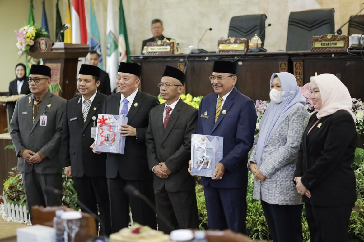 Pimpinan DPRD Provinsi Kalsel dan Kepala Perwakilan BPK RI Provinsi Kalsel, Rahmadi, SE, MM, Ak, CA, CSFA, Wakil Gubernur Kalsel H Muhidin serta Sekda Provinsi Kalsel Roy Rizali Anwar foto bersama perlihatkan dokumen LHP BPK RI Atas Laporan Keuangan Pemerintah Provinsi Kalsel Tahun Anggaran 2023 dengan kembali meraih opini WTP ke-11 kalinya berturut-turut.(foto : humasdprdkalsel)
