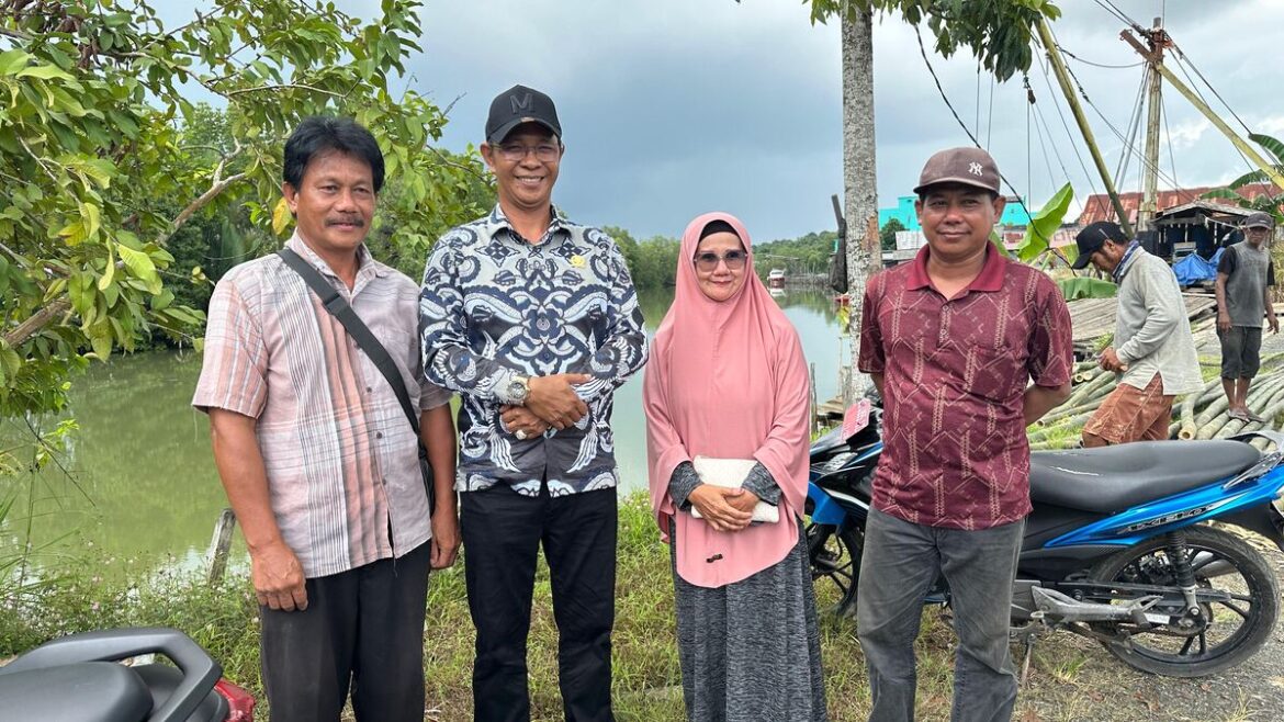 Wakil Ketua Komisi II DPRD Provinsi Kalsel Muhammad Yani Helmi disela pelaksanaan reses di Kelurahan Batulicin Kabupaten Tanbu langsung meninjau lokasi abrasi di tepi jalan provinsi.(foto : ist)