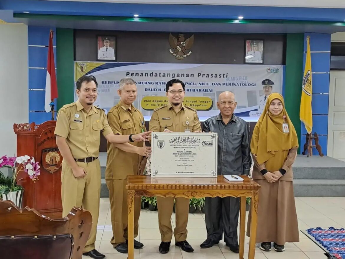 Foto bersama usai tanda tangani prasasti