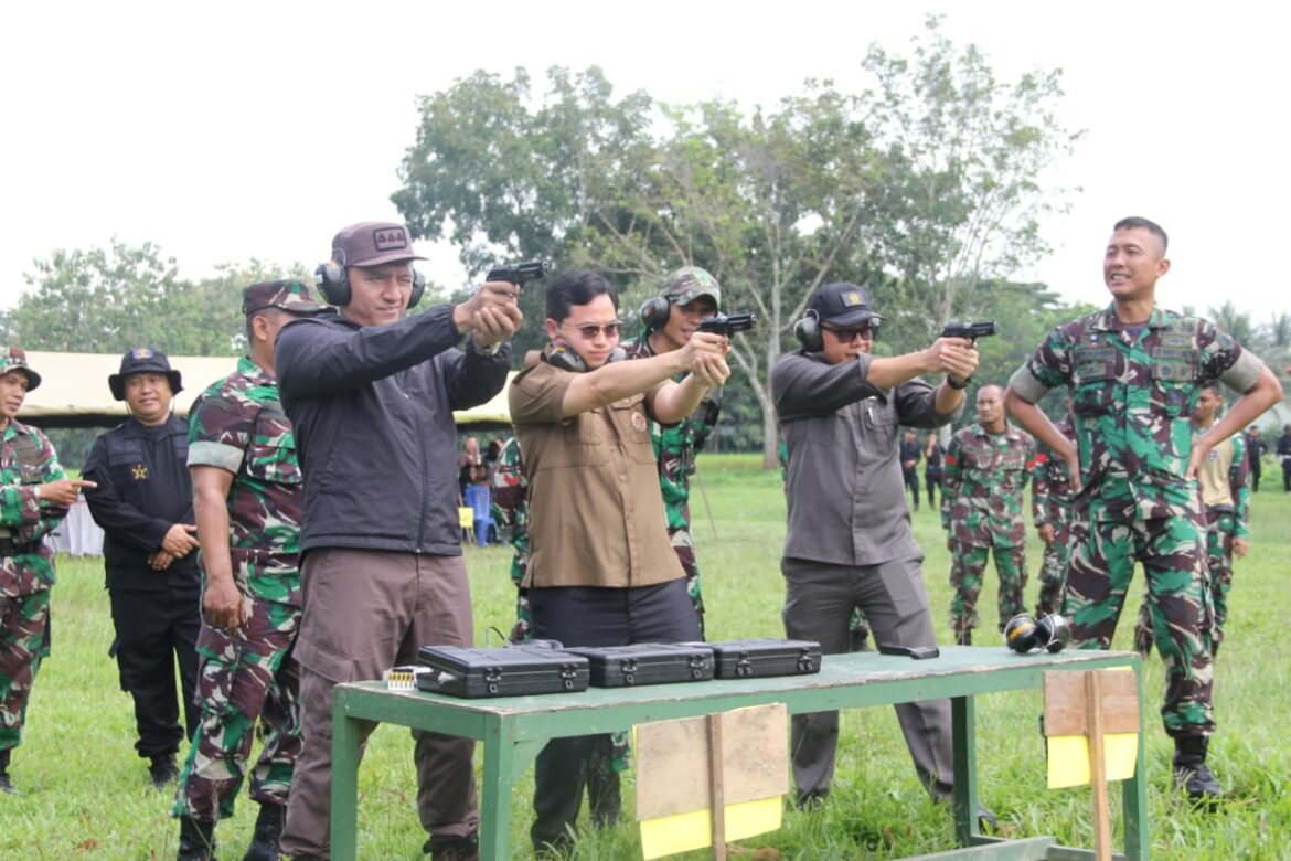 Bupati Aulia Ikuti Latihan Menembak di Lapangan Menembak Yonif 621 Manuntung