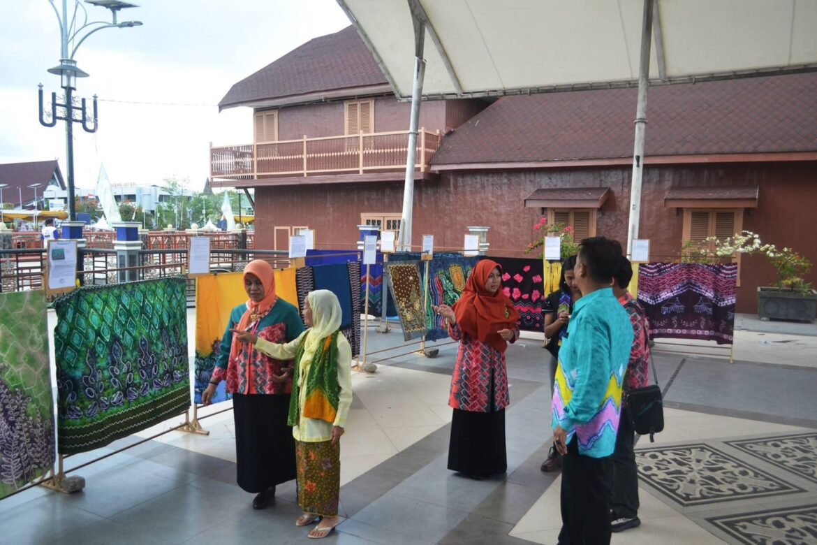 Lomba motif kain sasirangan di Banjarmasin.