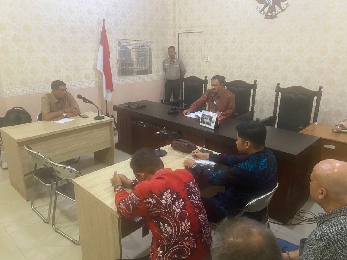 Suasana persidangan pembacaan putusan kasus ABH oleh hakim di Pengadilan Negeri Banjarmasin.