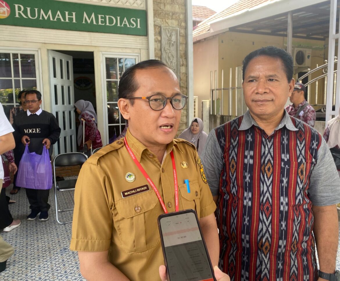 Asisten Bidang Kepemerintahan Pemko Banjarmasin, Machli Riadi bersama Direktur Pascasarjana UNITAL Timor Leste, Antonino Pedro Marsal.