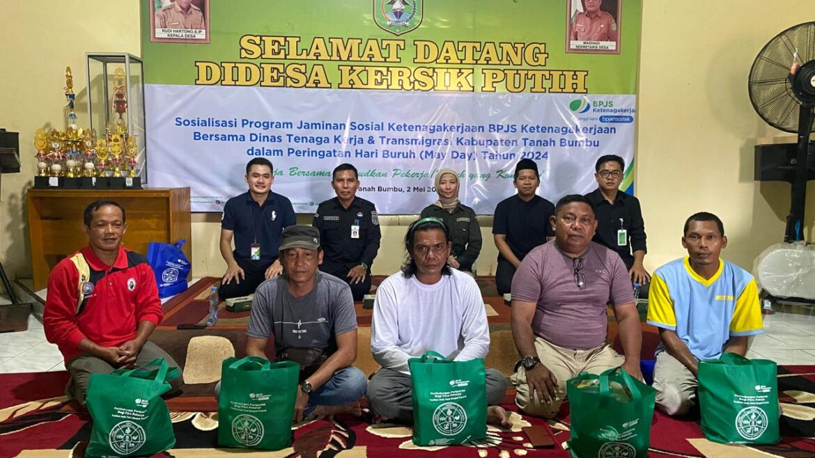 FOTO BERSAMA - BPJS Ketenagakerjaan Batulicin bagikan sembako ke pekerja di peringatan May Day 2024, Kamis (2/5/2024).(foto : ist)