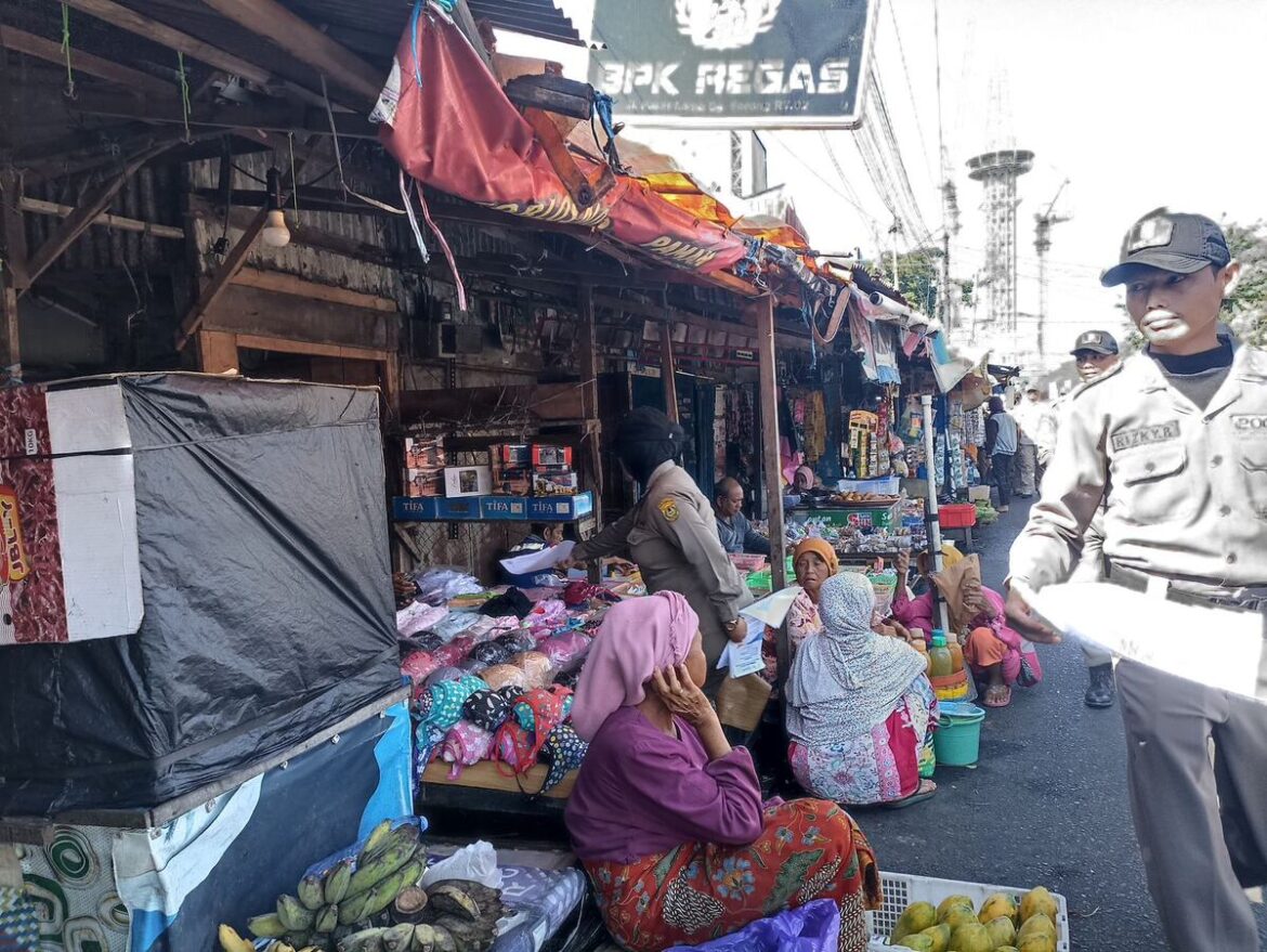 Jalan Pasar Lama Laut yang disalah fungsikan menjadi lapak dagangan.