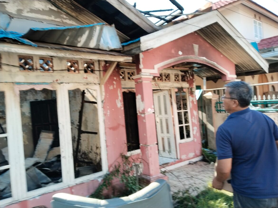 BANGUNAN KOSONG - Rumah kosong ini terbakar di Jalan Harmoni Pekapuran Raya, dekat SMPN 23 Banjarmasin digegerkan amukan si jago merah, Rabu (8/5/2024) dinihari. (foto:sum/brt)
