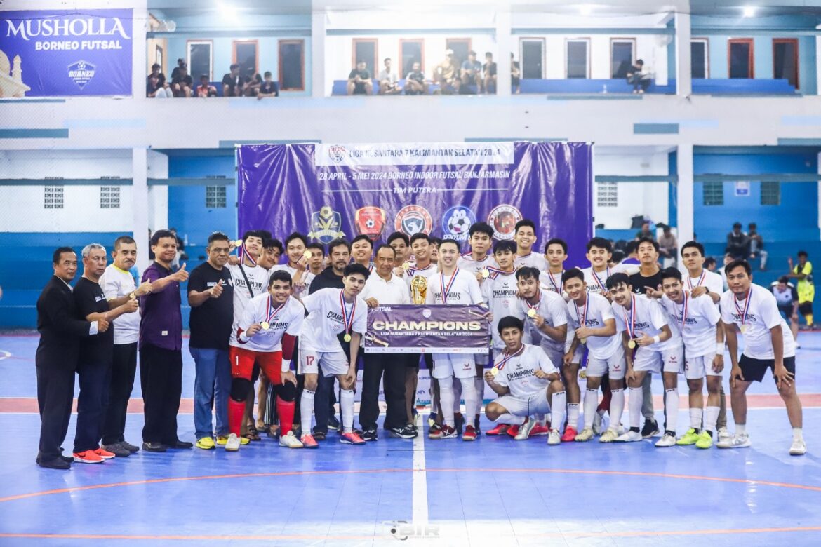Dimana futsal putra Binuang Muda saat menjuarai Liga Futsal Nusantara 2024 Kalsel, Minggu (5/5) malam di Lapangan Borneo Indoor Futsal, Banjarmasin. (foto: Tolah/brt)