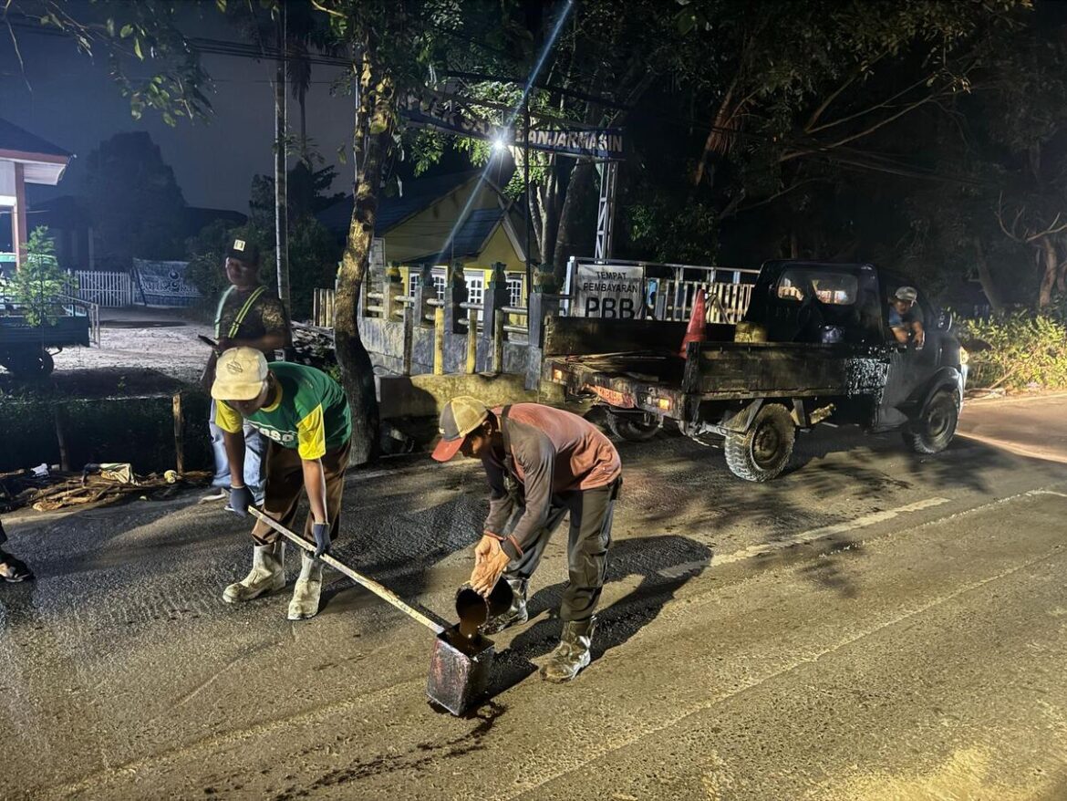 Pengembalian jalan belas galian pipa PAM Bandarmasih di Jalan HKSN, Banjarmasin Utara.