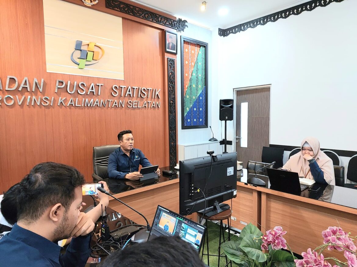 Kepala BPS Provinsi Kalsel, Martin Wibisono ketika menyampaikan berita statistik diantaranya Keadaan Ketenagakerjaan Februari 2024 di ruang video conference, Senin (06/05/2024).(foto:tya/brt).