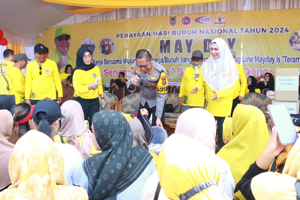 PERTANYAAN BERHADIAH - Kapolresta Banjarmasin Kombes Pol Sabana Atmojo saat memberikan beberapa pertanyaan berhadiah SIM Gratis kepada para buruh yang berhadir, Rabu (1/5/2024) foto:ist)