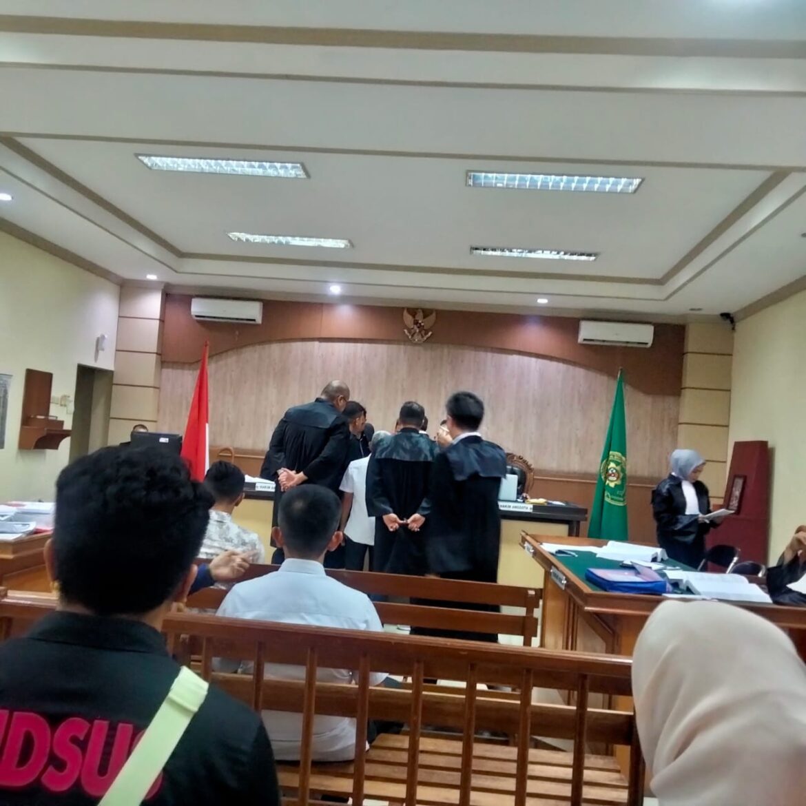 JPU saat memperlihatkan bukti dihadapan majelis hakim, saksi, terdakwa, dan penasehat hukum atas dugaan korupsi pada pembangunan RS Kelua.