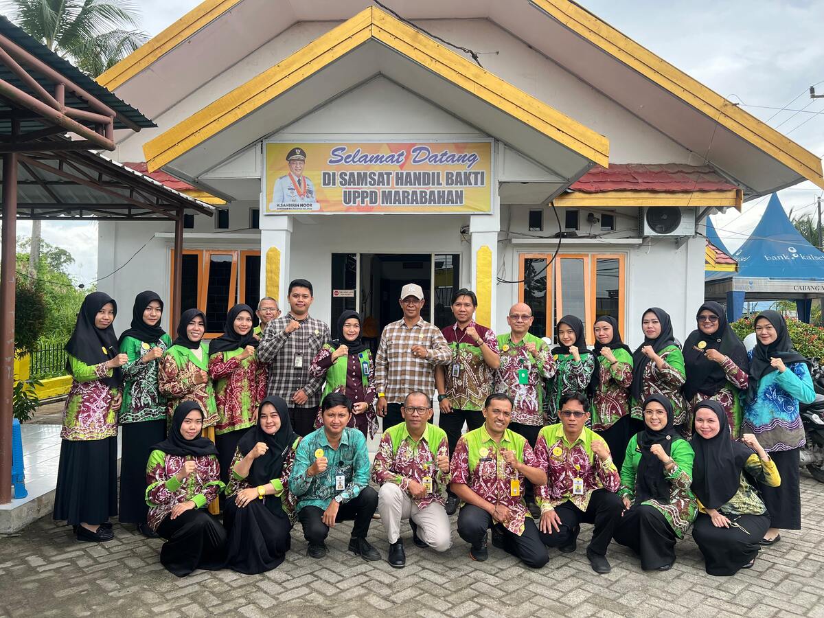 Wakil Ketua Komisi II DPRD Provinsi Kalsel Muhammad Yani Helmi foto bersama pimpinan UPPD Samsat Marabahan dan jajaran Samsat Handil Bakti Kabupaten Batola.(foto : ist)