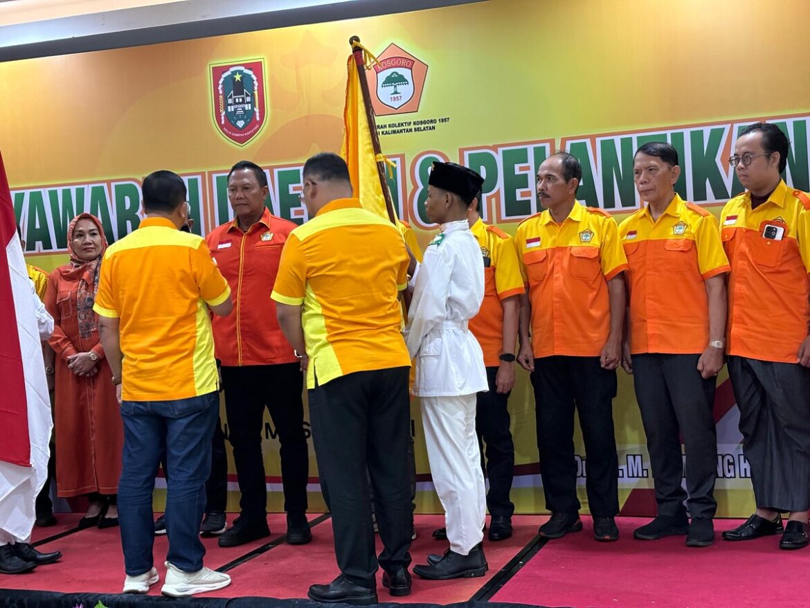 Bambang Heri Purnama bersama pengurus saat dilantik menjadi Pimpinan Daerah Kolektif (PDK) Kosgoro 1957 Provinsi Kalsel.(foto : ist)
