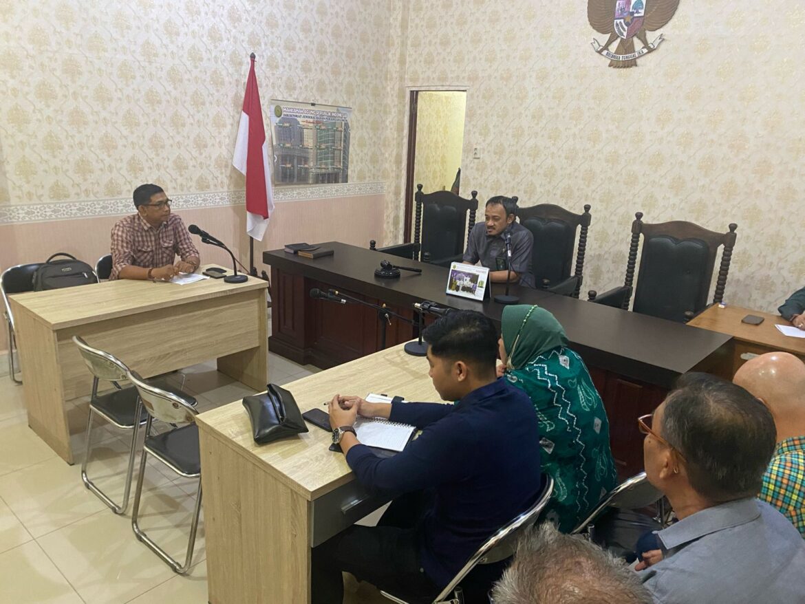 Penyampaian penundaan sidang kasus ABH di PN Banjarmasin.