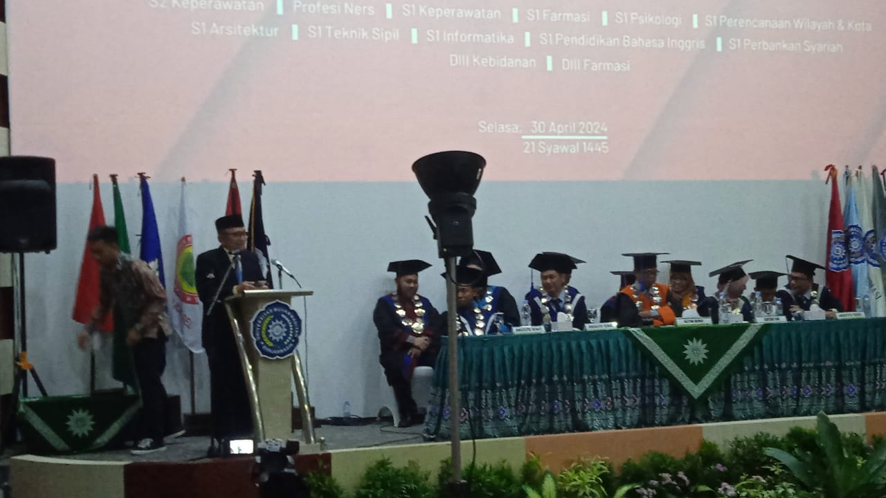 Sidang senat terbuka wisuda sekaligus mengambil sumpah Semester Ganjil Tahun 2023/2024 UMB