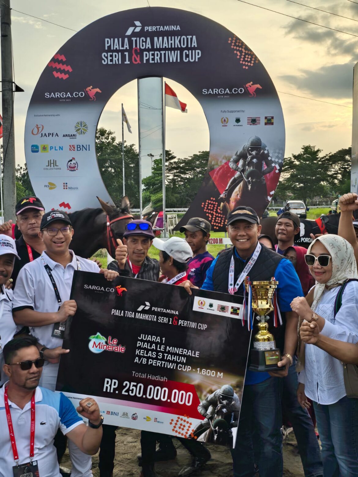Ketua Pordasi Kalsel, Bambang Heri Purnama, saat menerima tropy pada Kejurnas Piala Tiga Mahkota seri 1 dan Pertiwi Cup, Minggu (28/4/2024) di lapangan pacuan kuda Stadion Sultan Agung (SSA), Bantul, Yogyakarta. (foto: ist/brt)