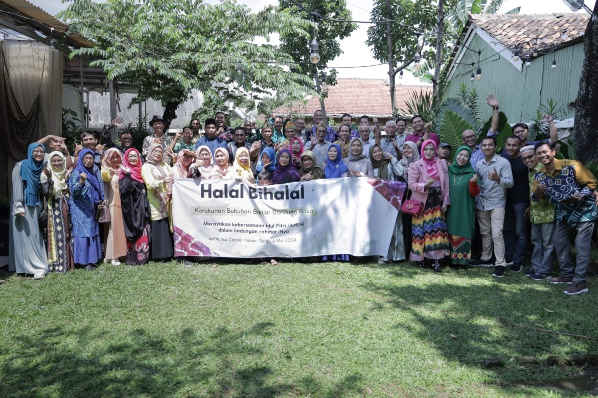 Rombongan Komisi IV DPRD Provinsi Kalsel foto bersama saat menghadiri Halal Bihalal KBB Bandung Raya di Bandung Jabar.(foto : humasdprdkalsel)