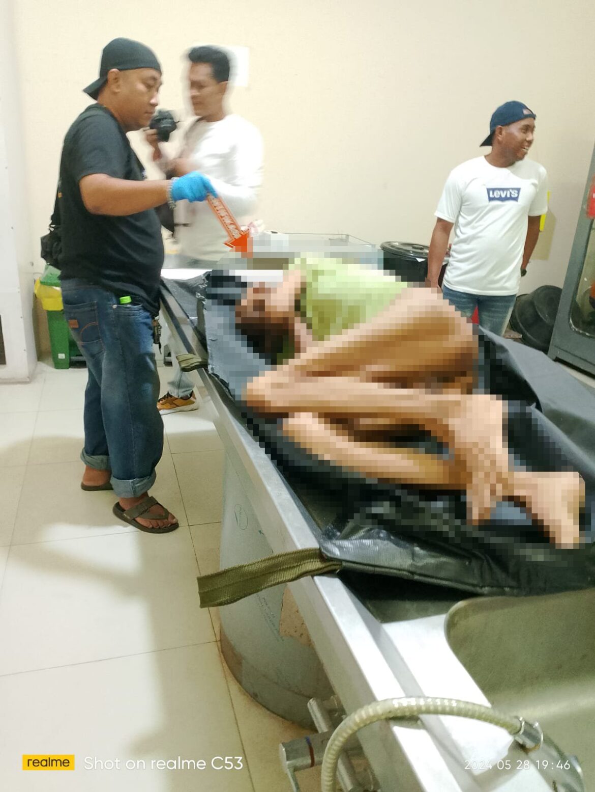 MENINGGAL DUNIA - Kakek bernama Suryadi (76) ini ditemukan meninggal diduga karena sakit di rumahnya Jalan Niaga Timur Pasar Sepeda Kelurahan Kertak Baru Ilir Kecamatan Banjarmasin Tengah, hingga dievakuasi ke kamar mayat RSUD Ulin Banjarmasin, Selasa (28/5/2024) malam. (foto:ist)