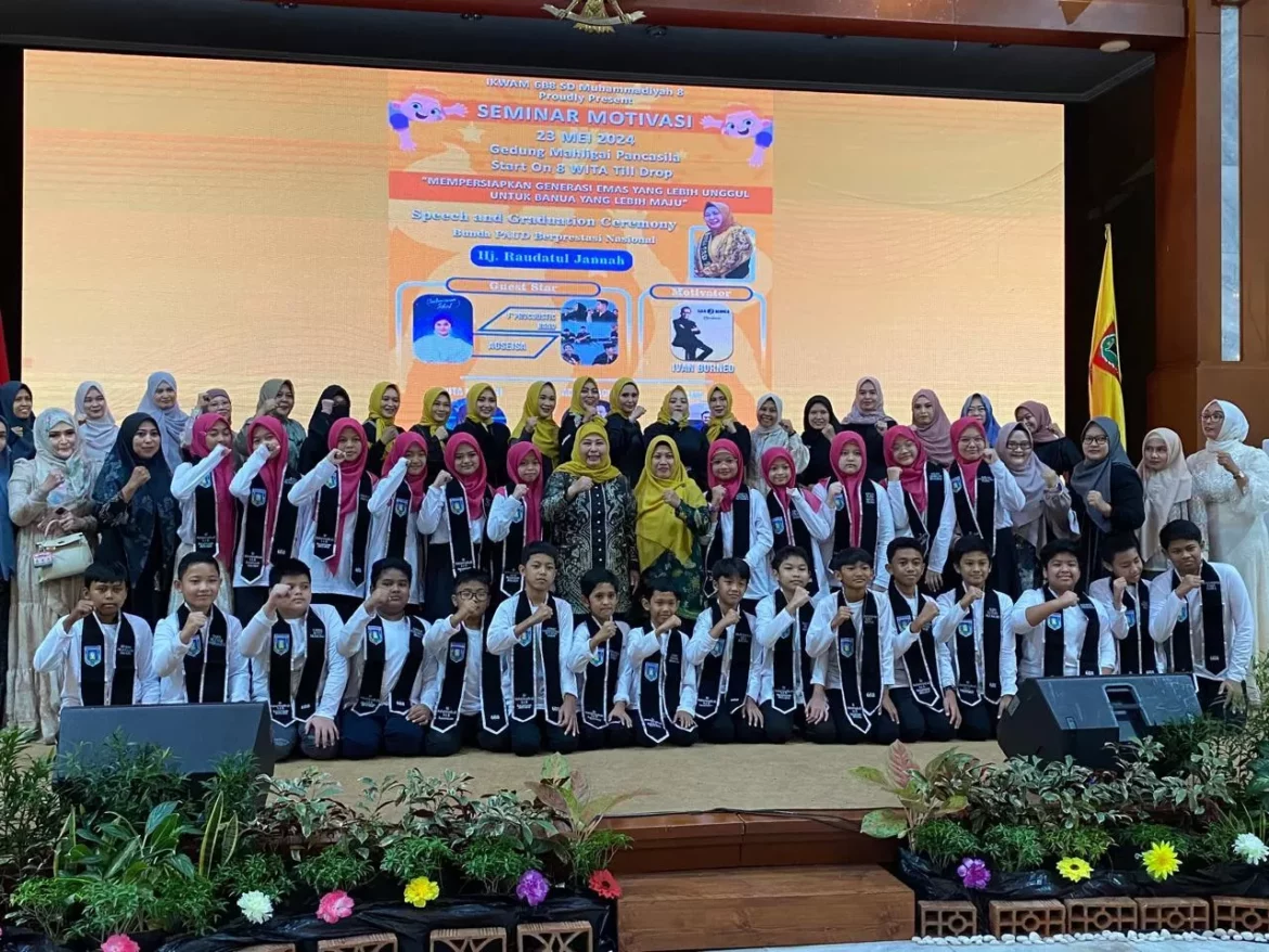 Hj Raudhatul Jannah (Acil Odah) bersama murid dan wali murid pada kegiatan seminar motivasi digelar IKWAM Kelas 6B8 SD Muhamadiyah 8 Banjarmasin (foto:istimewa)