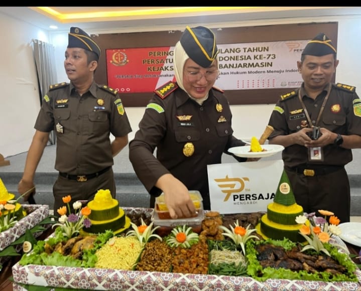 Kajari Banjarmasin Dr. Indah Laila SH MH memotong tumpeng HUT Persatuan Jaksa Indonesia (PERSAJA) ke-73.